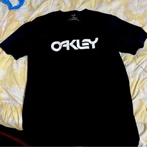 Black medium Oakley T-shirt, in good condition.